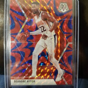 Deandre Ayton! Phoenix Suns is de nummer 1 van de meest opwindende jonge NBA-ster. Beginner van 2017 en toekomstige all star. Rode mozaïekrefractor!