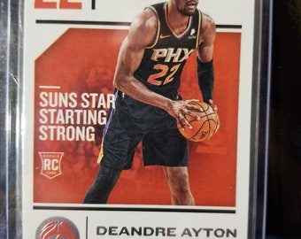 Deandre Ayton! La prima scelta assoluta dei Phoenix Suns, la stella più giovane e promettente dell'NBA. Rookie del 2017 e futura All Star. Cronache del Rookie Panini