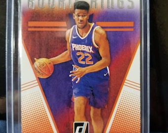 DeAndre Ayton! Phoenix Suns, prima scelta assoluta, stella giovane più entusiasmante dell'NBA. Rookie del 2017 e futuro All Star. Panini Rookie Kings DeAndre Ayton