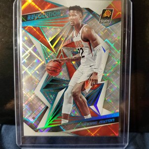 Deandre Ayton! Phoenix Suns is de nummer 1 van de meest opwindende jonge NBA-ster. Beginner van 2017 en toekomstige all star. Panini Revolution-refractor d/100