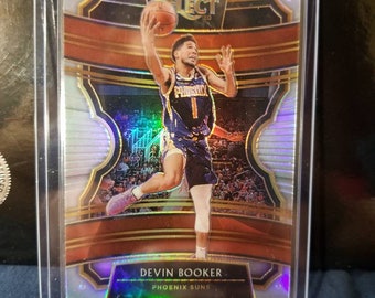¡Devin Booker! Novato de los Phoenix Suns en 2017, All Star de la NBA en 2020 y 2021. El jugador joven más prometedor de la NBA. Panini Silver Select Refractor Mint.