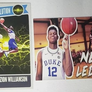 Pu&ograve; includere: Una carta di basket con una foto di LeBron James e Zion Williamson in una posa dinamica, con un effetto di fulmine sullo sfondo. La carta include anche il testo "Basketball Evolution" e "LeBron James/Zion Williamson".