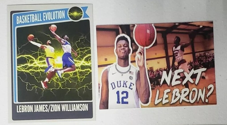 Pu&ograve; includere: Una carta di basket con una foto di LeBron James e Zion Williamson in una posa dinamica, con un effetto di fulmine sullo sfondo. La carta include anche il testo "Basketball Evolution" e "LeBron James/Zion Williamson".