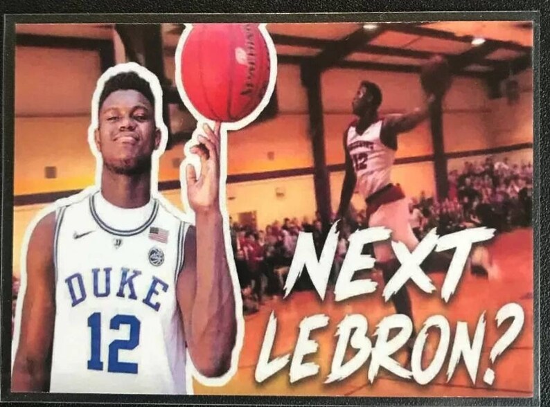 Pu&ograve; includere: Un giocatore di basket che indossa una maglia bianca Duke con il numero 12, tiene una palla da basket nella mano destra. Il testo "NEXT LEBRON?" &egrave; scritto in bianco su uno sfondo rosso e arancione.