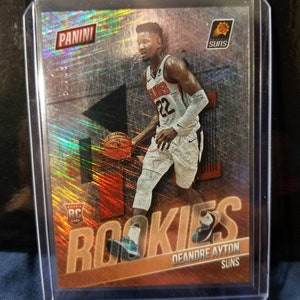 Deandre Ayton! Phoenix Suns # 1 insgesamt wählen Sie den aufregendsten jungen nba Stern. 2017 Rookie und zukünftige All-Star. Panini der deutsche Frischling #d/99