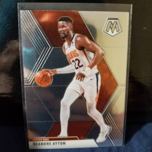 Deandre Ayton ! Phoenix suns #1 au classement général, sélectionne la jeune star de la nba la plus excitante. Rookie 2017 et future étoile. Mosaïque Panini chrome playoffs nba