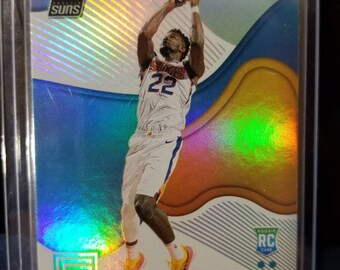 Deandre Ayton! Phoenix Suns, prima scelta assoluta, stella giovane più entusiasmante dell'NBA. Rookie del 2017 e futuro All Star. Ayton, rookie, refrattore.