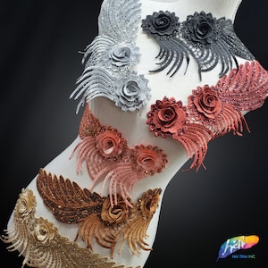 Puede incluir: Surtido de encajes con varios colores y diseños. Los encajes presentan delicados patrones florales y detalles de flecos.