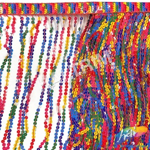 Può includere: Frange di paillettes multicolori con un motivo arcobaleno. La frangia è realizzata con piccole paillettes rotonde cucite insieme in file. La frangia è perfetta per aggiungere un tocco di brillantezza e colore a qualsiasi progetto.