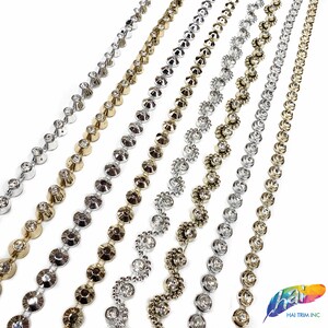 Könnte beinhalten: Sortiment an Strass-Kettenbesatz in Gold, Silber und Klar. Der Kettenbesatz verfügt über verschiedene Strass-Stile, darunter runde, tropfenförmige und Blumenformen.