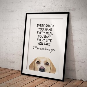 Puede incluir: Una impresi&oacute;n enmarcada con fondo blanco y texto negro que dice "Every snack you make, every meal you bake, every bite you take, I'll be watching you." Una pintura de acuarela de la cabeza de un perro golden retriever asoma por la parte inferior del marco.