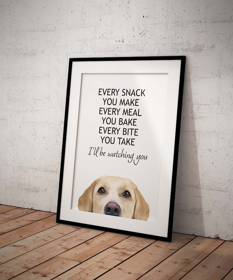 Puede incluir: Una impresi&oacute;n enmarcada con fondo blanco y texto negro que dice "Every snack you make, every meal you bake, every bite you take, I'll be watching you." Una pintura de acuarela de la cabeza de un perro golden retriever asoma por la parte inferior del marco.