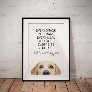 Puede incluir: Una impresi&oacute;n enmarcada con una ilustraci&oacute;n de acuarela de la cabeza de un golden retriever mirando por encima. El texto dice "Cada refrigerio que haces, cada comida que horneas, cada bocado que tomas, te estar&eacute; vigilando."