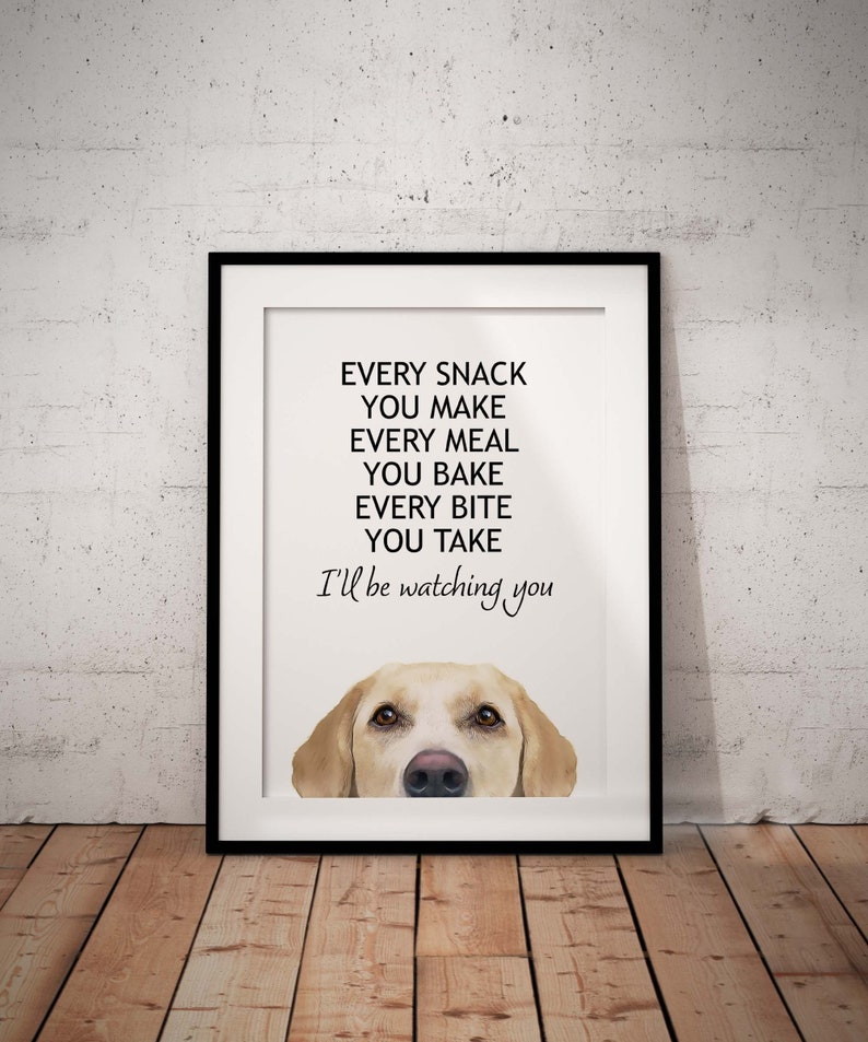 Puede incluir: Una impresi&oacute;n enmarcada con una ilustraci&oacute;n de acuarela de la cabeza de un golden retriever mirando por encima. El texto dice "Cada refrigerio que haces, cada comida que horneas, cada bocado que tomas, te estar&eacute; vigilando."