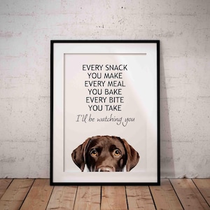 Lámina divertida de un labrador de chocolate – "Cada tentempié que preparas" Arte giclée (SIN MARCO)