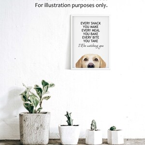 Puede incluir: Una impresi&oacute;n enmarcada en blanco con una ilustraci&oacute;n de un perro y el texto "EVERY SNACK YOU MAKE EVERY MEAL YOU BAKE EVERY BITE YOU TAKE I'll be watching you". La impresi&oacute;n se muestra en una pared blanca con una planta en maceta delante.
