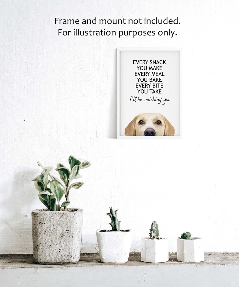 Puede incluir: Una impresi&oacute;n enmarcada en blanco con una ilustraci&oacute;n de un perro y el texto "EVERY SNACK YOU MAKE EVERY MEAL YOU BAKE EVERY BITE YOU TAKE I'll be watching you". La impresi&oacute;n se muestra en una pared blanca con una planta en maceta delante.