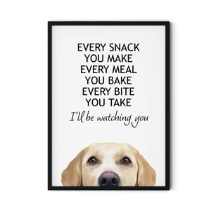 Puede incluir: Una impresi&oacute;n enmarcada en negro con fondo blanco y un labrador retriever amarillo asom&aacute;ndose por la parte superior. El texto dice "Cada refrigerio que haces, cada comida que horneas, cada bocado que tomas, te estar&eacute; vigilando."