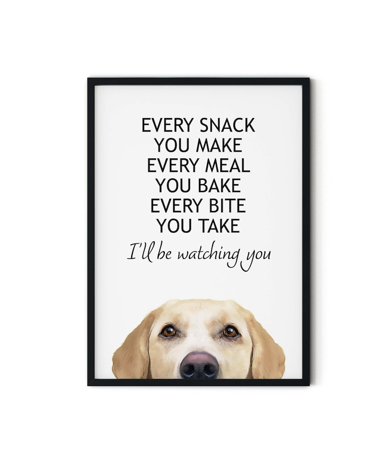 Puede incluir: Una impresi&oacute;n enmarcada en negro con fondo blanco y un labrador retriever amarillo asom&aacute;ndose por la parte superior. El texto dice "Cada refrigerio que haces, cada comida que horneas, cada bocado que tomas, te estar&eacute; vigilando."