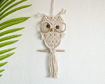 Makramee-Eulen-Wandbehang, handgemachtes Boho-Eulen-Dekor, spiritueller Tier-Talisman, rustikales Kinderzimmer-Dekor, Natur-inspirierte Wandkunst