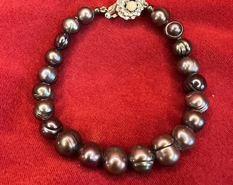 Bracciale da donna vintage con perline metalliche e chiusura a fiore