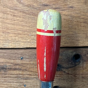 Schiacciapatate vintage, anni &#39;40, fattoria, cucina retrò, utensile da cucina, gadget, manico in legno verde, portatile, rustico, primitivo, arredamento