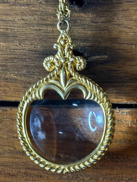 Vintage Magnifying Glass Necklace Gold tone 36" Chain & 3" Pendant Signed LVC 90