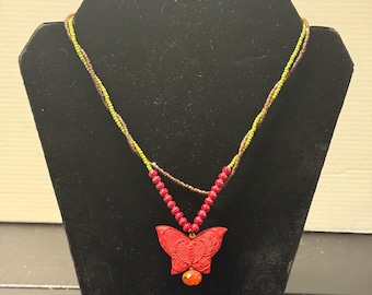 Collana vintage a farfalla: ciondolo color cinabro, gioielli boho