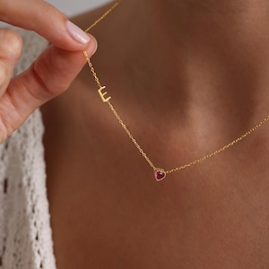 Collar con piedra de nacimiento con inicial lateral, collar con letra personalizada, collar con letra de piedra preciosa, regalos de cumpleaños personalizados, regalo de Navidad