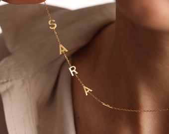 Zijwaartse initiële naam ketting, sierlijke gepersonaliseerde sieraden, brief ketting, moeders cadeau, zilver goud rose goud, naam plaat ketting