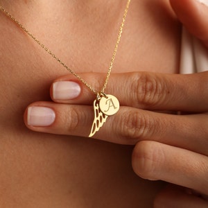 Collar de ala conmemorativa personalizada, collar de ala de ángel personalizado, disco inicial delicado, collar de aborto espontáneo de regalo amado perdido, regalo para mamá