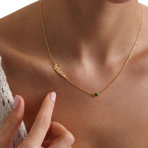 K&ouml;nnte beinhalten: Ein Set aus drei Keramikbechern mit gesprenkelter, matter Oberfl&auml;che. Die Becher sind in den Farbt&ouml;nen Creme, Hellgrau und Dunkelgrau gehalten. Jeder Becher hat ein schlichtes, minimalistisches Design und einen abgerundeten Henkel.