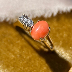 Ring met koraal en diamant van 14 kt geelgoud