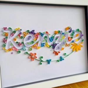Nom artistique personnalisé, art 3D de quilling, encadré fourni, fleurs colorées peuvent être le thème de couleur de votre choix, cadeau parfait