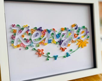 Arte com nome personalizado em pena: arte em papel 3D com flores emolduradas