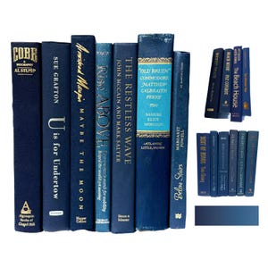 Peut inclure: Une collection de livres à couverture rigide bleu marine avec des lettres dorées. Les titres incluent "Cobb", "U is for Undertow", "Maybe the Moon", "Rise Above" et "The Restless Wave". Les livres sont de tailles variées.