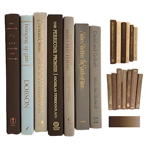 Peut inclure: Une collection de livres à couverture rigide dans des tons de marron, beige et gris. Les titres incluent "Only Killers and Thieves", "Bringing Up Girls", "Safe Harbour" et "David and Goliath". Les dos présentent des lettres dorées.