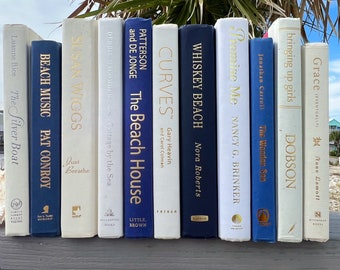 Boekenbundel van blauw en wit, medium blauw, lichtblauw, lichtblauw, wit, cool neutraal boekdecoratie boekstapel op kleur