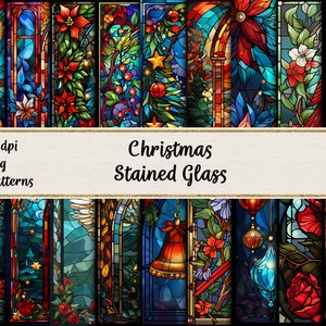 Op de afbeelding: 18 digitale papierpatronen met glas-in-loodontwerpen met kerstthema's. De patronen zijn in de kleuren rood, groen, blauw en goud. De ontwerpen bevatten hulst, bellen, ornamenten en sterren.
