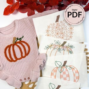 Op de afbeelding: Een lichtroze babyromper met een oranje pompoenapplicatie en verschillende witte papieren ontwerpen met pompoenillustraties. De ontwerpen omvatten bloemen- en ruitpatronen. Een digitaal PDF-pictogram is zichtbaar.