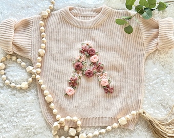 Personalisierter Blumen Buchstabe Handbestickter Strickpullover / Babypartygeschenk / Babymitteilung