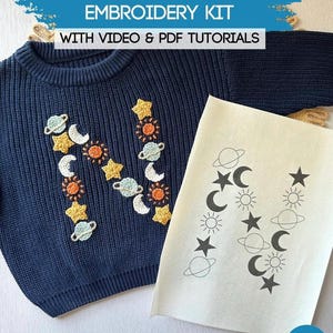 Kit completo de suéter con letras iniciales de galaxia bordadas a mano para hacer tú mismo un suéter personalizado para bebés, niños o bebés pequeños
