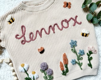 Personalisierter Wildblumen Name Handbestickter Strickpullover / Babypartygeschenk / Babyankündigung