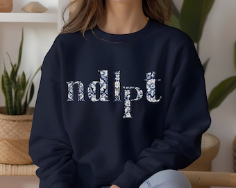 Sudadera con estampado floral azul de toile de NDLPT Camiseta de colores cómodos Suéter Gildan para fanáticos del bordado