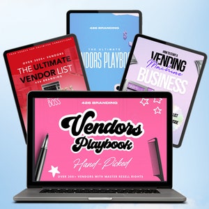 Könnte beinhalten: Ein Laptop mit einem rosa Bildschirm, auf dem der Text "Vendors Playbook" in Schwarz angezeigt wird. Der Bildschirm zeigt auch den Text "Hand-Picked" und "Over 200+ Vendors with Master Resell Rights". Der Laptop befindet sich auf einem hellblauen Hintergrund mit weißen Wolken.