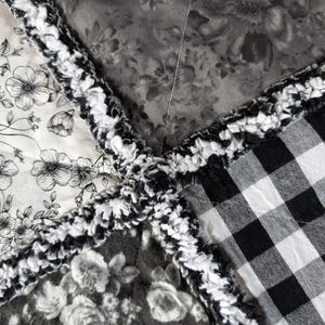 Queen size farmhouse rag quilt in black and white