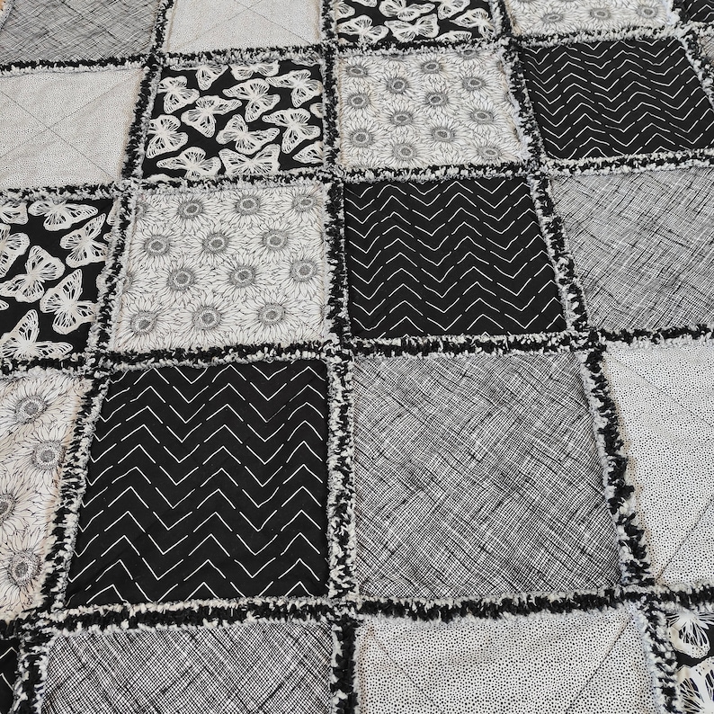 Black and White Farmhouse Style Rag Quilt - Etsy