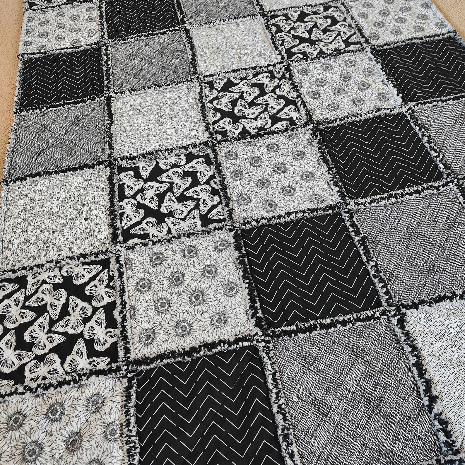 Black and White Farmhouse Style Rag Quilt - Etsy