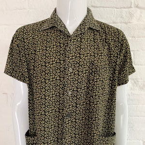 Camisa Cotton Cabana de 1950 .. Azufre amarillo & negro scroll Diseño .. Etiqueta: Summit / Austin Reed ... REINO UNIDO XL .. Original Vintage 50&#39;s Fifties
