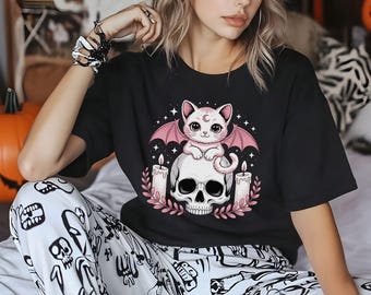 Spooky Cute Bat Cat Halloween T-Shirt – Gothic Witchy Cat on Skull Shirt – Pastel Goth Aesthetic Tee – Creepy Cute Halloween Graphic Tee